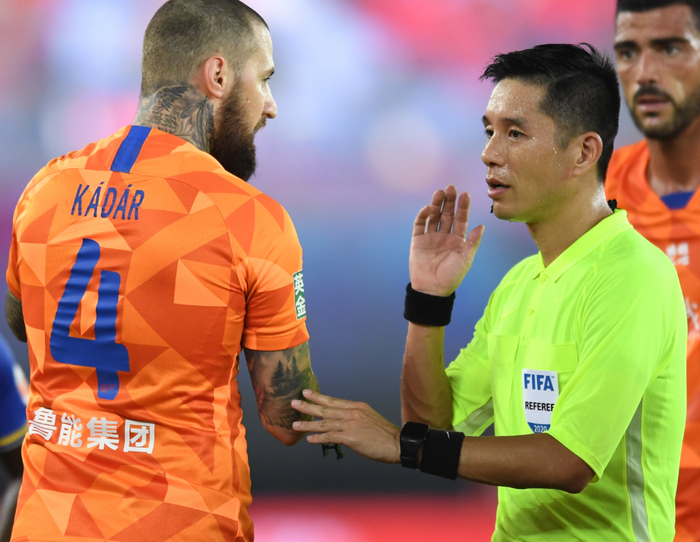 乐动网站-比赛紧张激烈，黄牌红牌不断出现