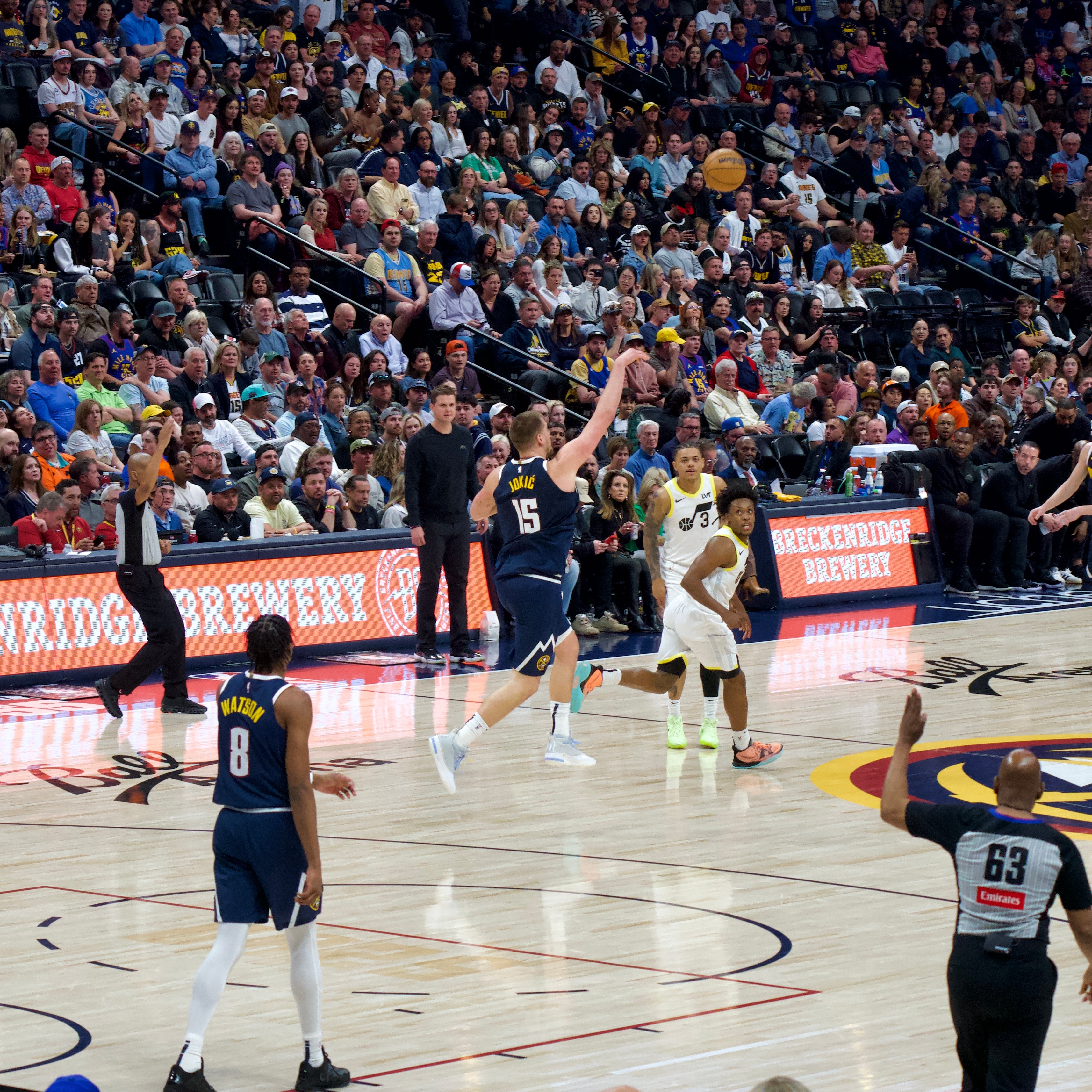 乐动体育-经典对决！顶级篮球比赛带来惊险刺激的简单介绍